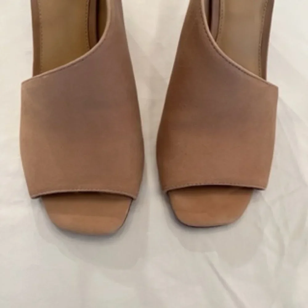 Antonio Melani High Heels. Size 9.5. Beige